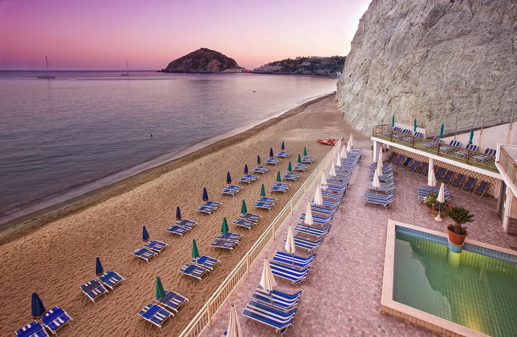 Hotel Vittorio Beach Resort Barano dʼIschia Værelse billede